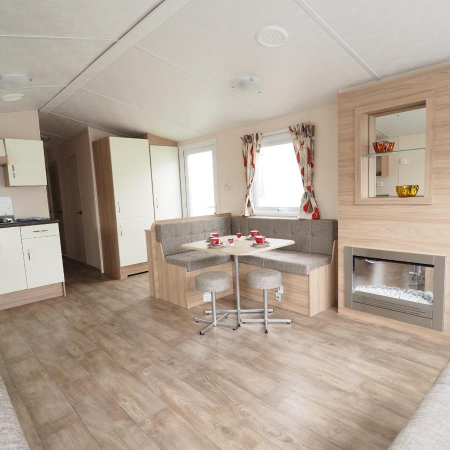 Vakantiepark Wilhelm Tell Superieur Chalet Opglabbeek المظهر الخارجي الصورة