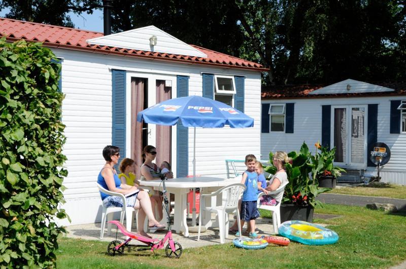 Opglabbeek Vakantiepark Wilhelm Tell Superieur Chalet المظهر الخارجي الصورة